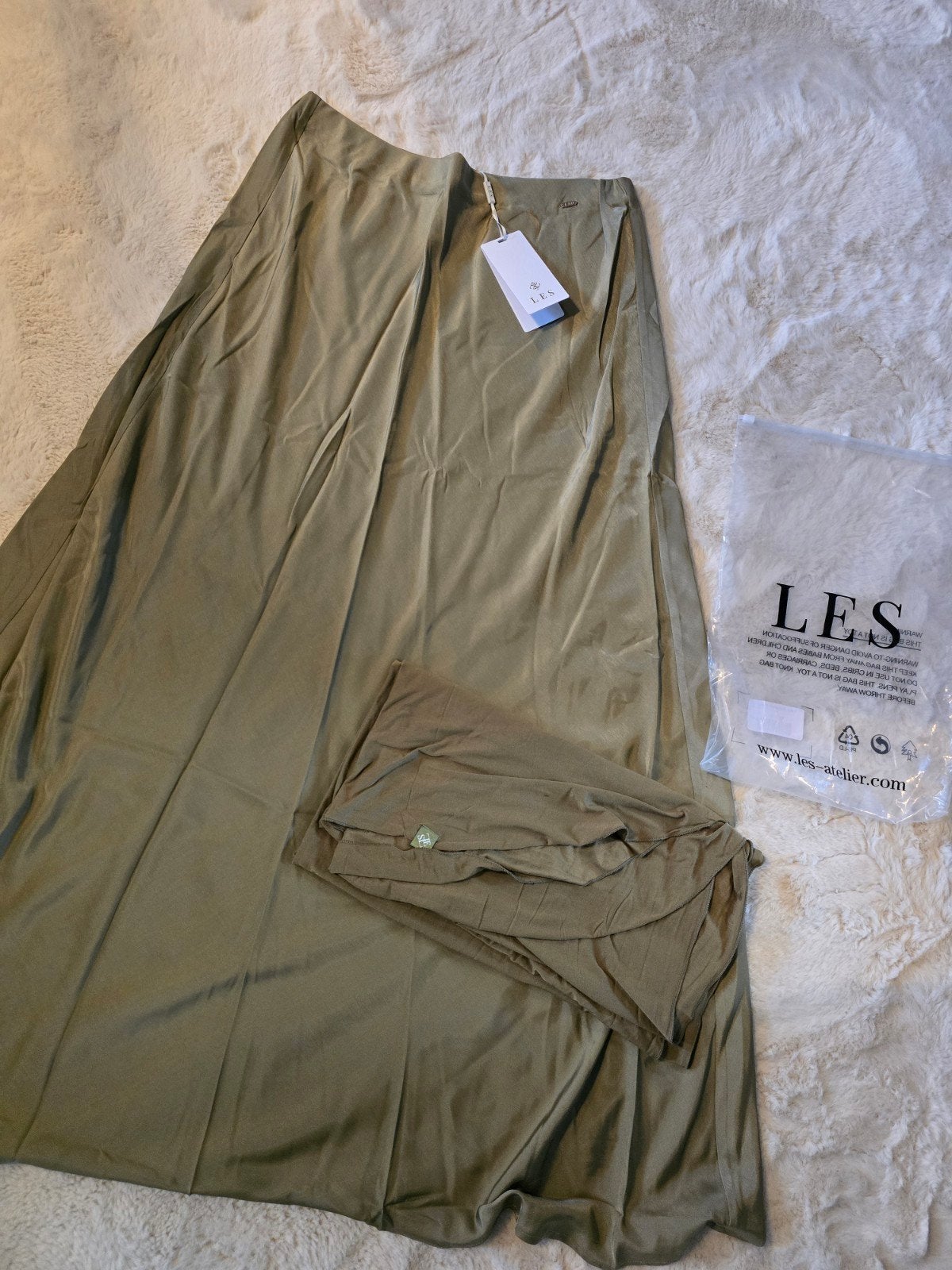 Nieuw LES Atelier maxi rok glanzend en hijab olive green, LES Atelier, Verzenden, Beige, Maat 46/48 (XL) of groter