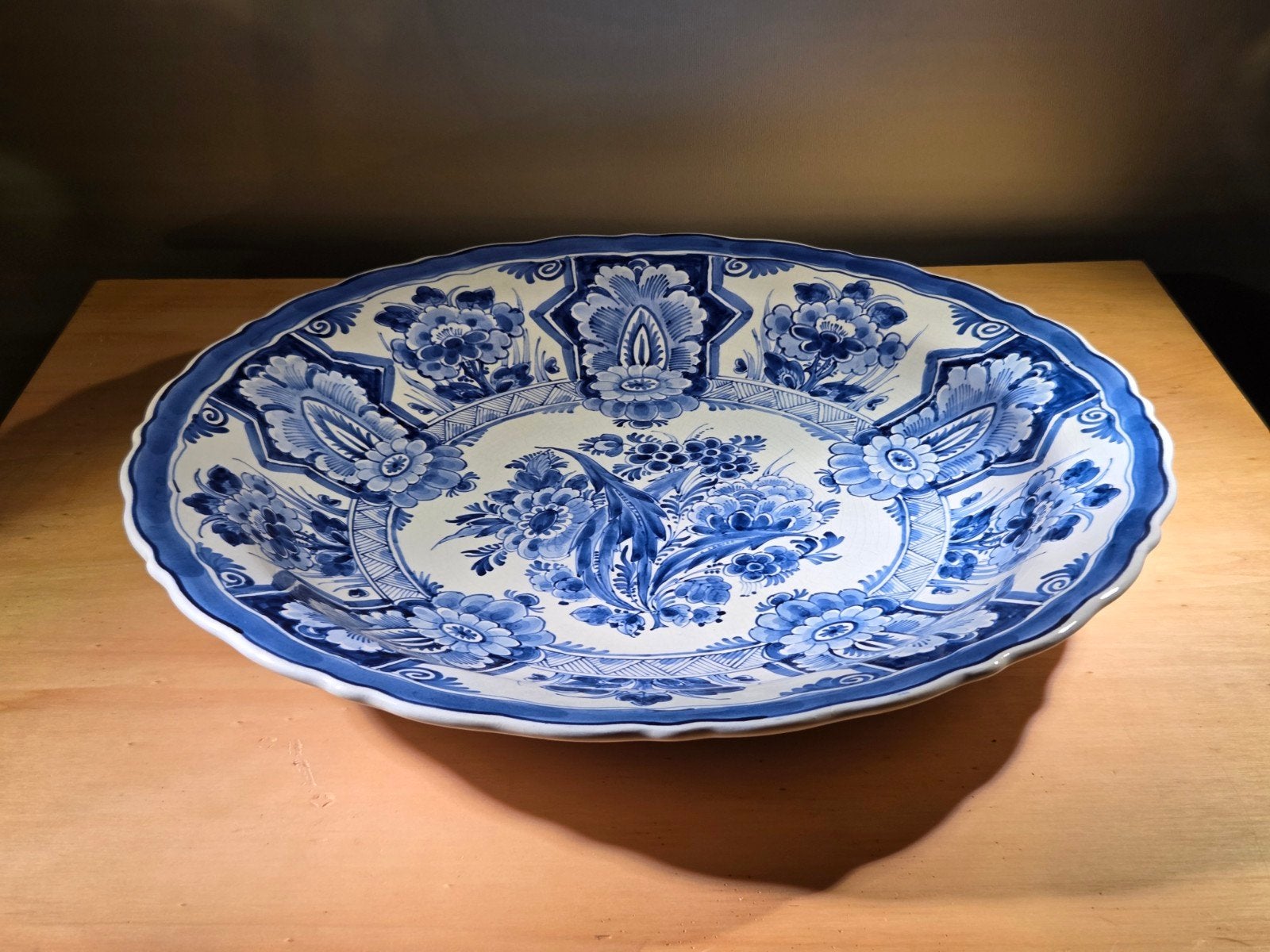 AD32 Grote Delfts Blauwe Schaal - Bloemenpatroon, Antiek en Kunst, Ophalen