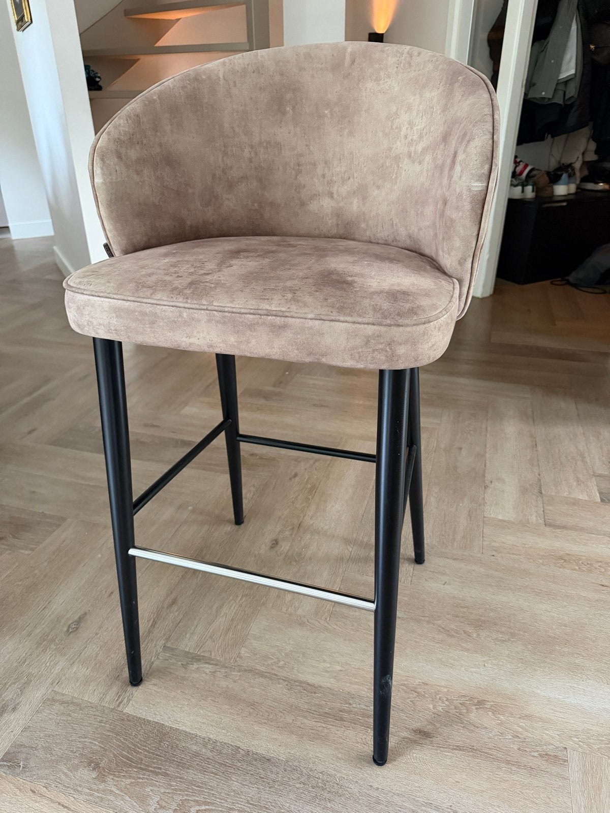 4 Colmore June barkrukken - Taupe/beige met zwarte poten, Ophalen, Met voetsteun, Zo goed als nieuw, 90 cm of meer