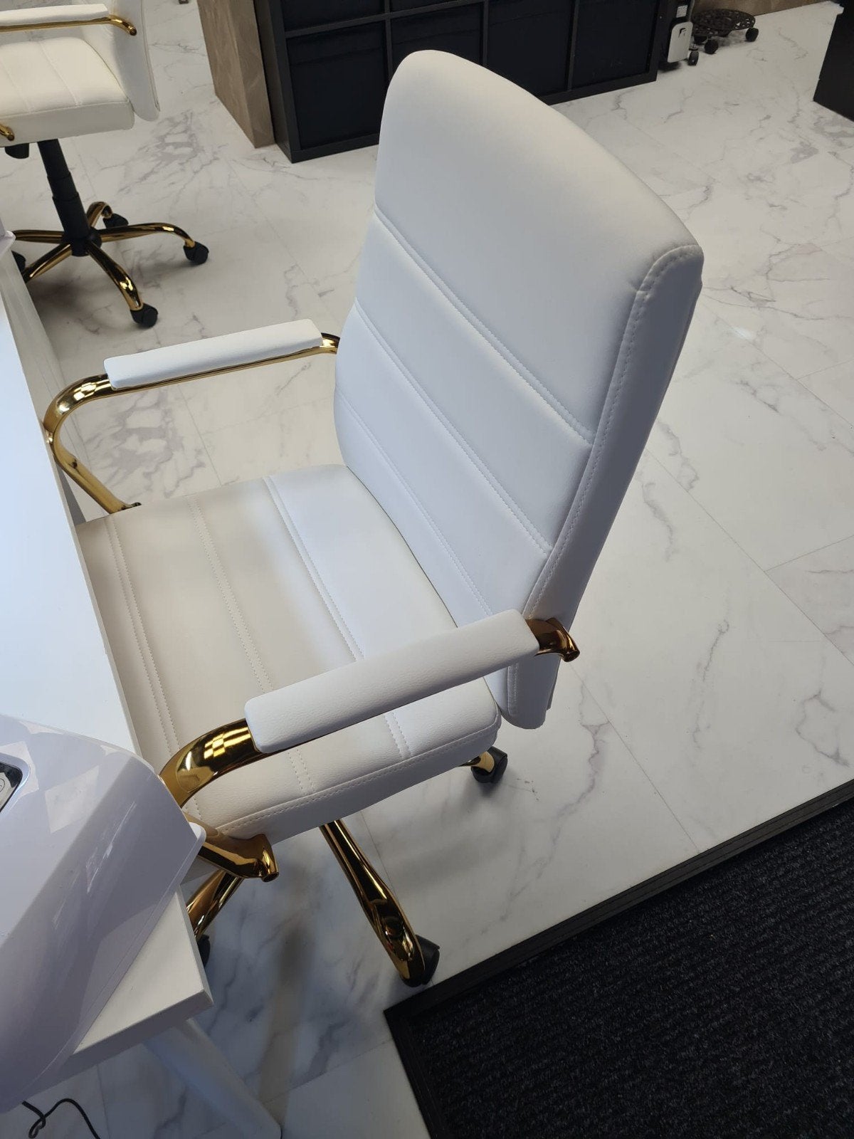 Luxe Werkstoel Beautysalon Wit met Goud per stuk 75 euro, Ophalen of Verzenden