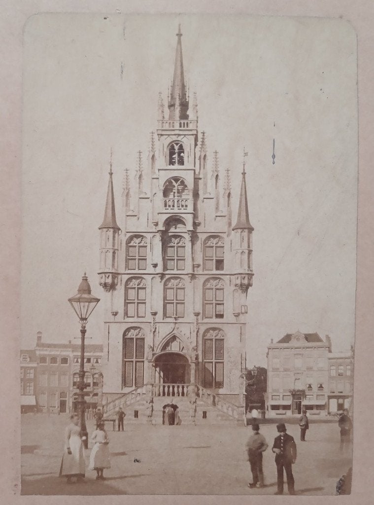 Grote oude foto stadhuis Gouda door D. Klaarwater, Gebruikt, Foto, Ophalen of Verzenden, Gebouw
