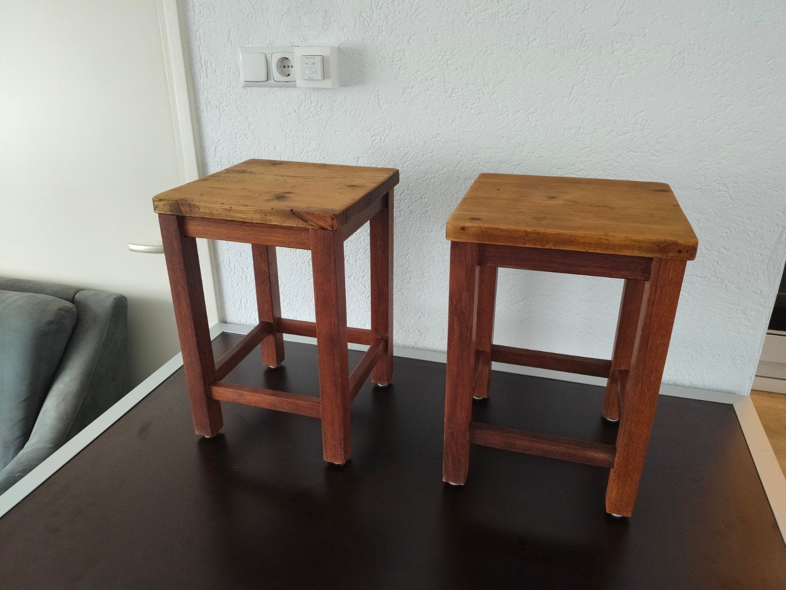 2 handgemaakte antieke krukken / bijzettaffeltjes, Ophalen, Gebruikt, Hout
