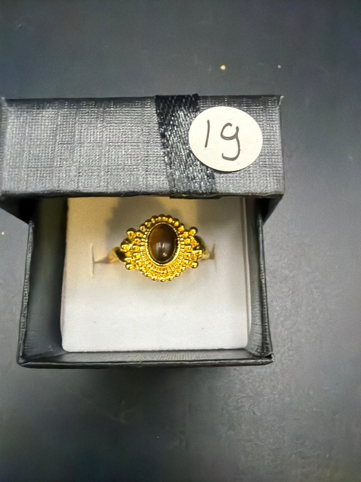 Ring van verguld messing met tijgeroog edelsteen, maat 19, 19 tot 20, Ophalen of Verzenden, Zo goed als nieuw, X