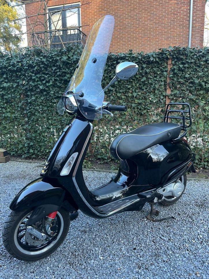 Vespa Sprint 50 - 2022 – zwart - met slot en beenkleed, Ophalen, Maximaal 45 km/u, Zo goed als nieuw