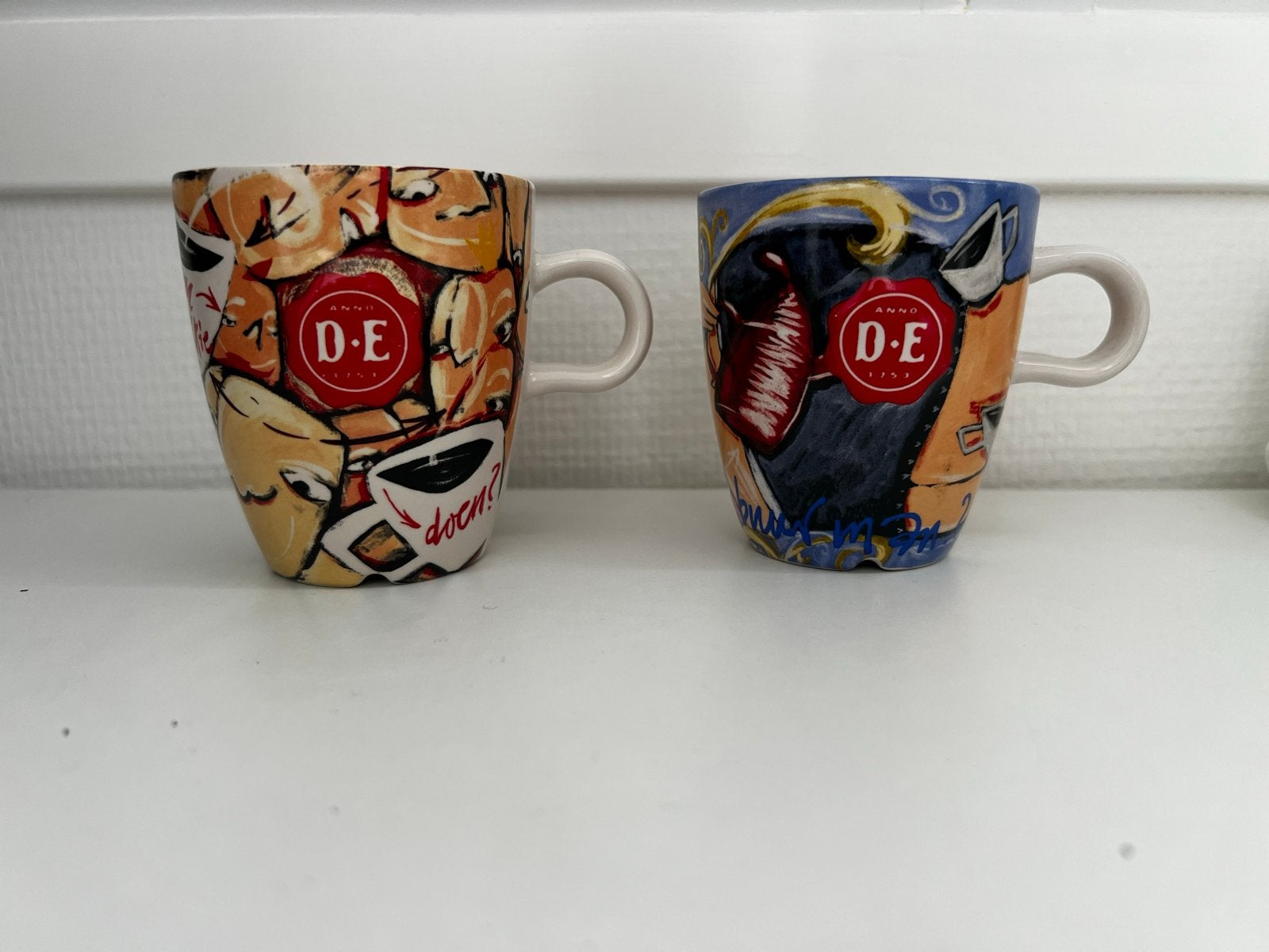 Douwe Egberts mokken - Selwyn Senatori design (set van 2), Huis en Inrichting, Ophalen of Verzenden, Zo goed als nieuw, Overige stijlen