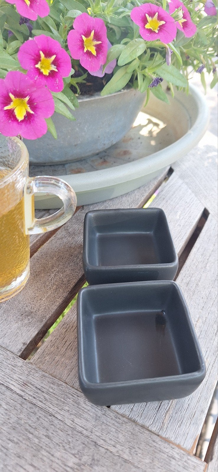Gusta schaaltjes zwart 2 stuks klein model €5,00, Huis en Inrichting, Keuken | Servies, Overige merken, Keramiek, Nieuw, Ophalen of Verzenden