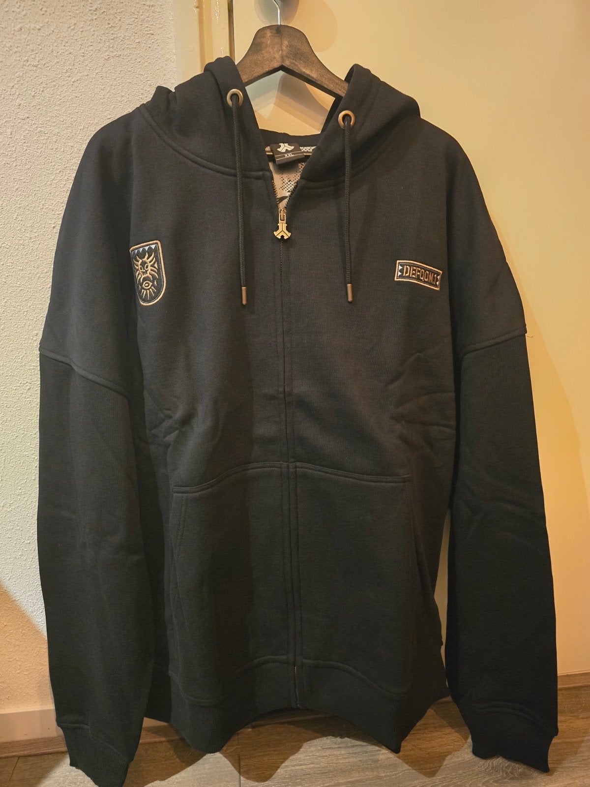 Defqon 1 2026 "Special Zip" hoodie / vest, XXL, Kleding | Heren, Truien en Vesten, Zwart, Nieuw, Overige maten, Ophalen of Verzenden