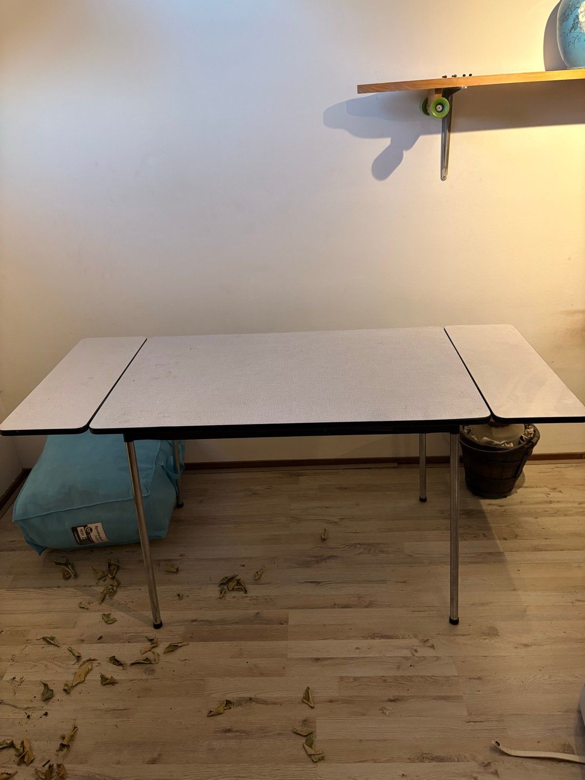 Uitschuifbare eettafel met metalen poten, Huis en Inrichting, Tafels | Eettafels, Ophalen, Gebruikt, 100 tot 150 cm, 50 tot 100 cm