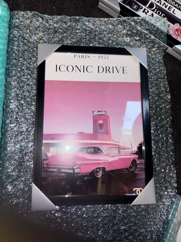 Iconic Drive Parijs 1957 Roze Cadillac Poster, Huis en Inrichting, Ophalen of Verzenden, Nieuw, Foto of Poster, Minder dan 50 cm