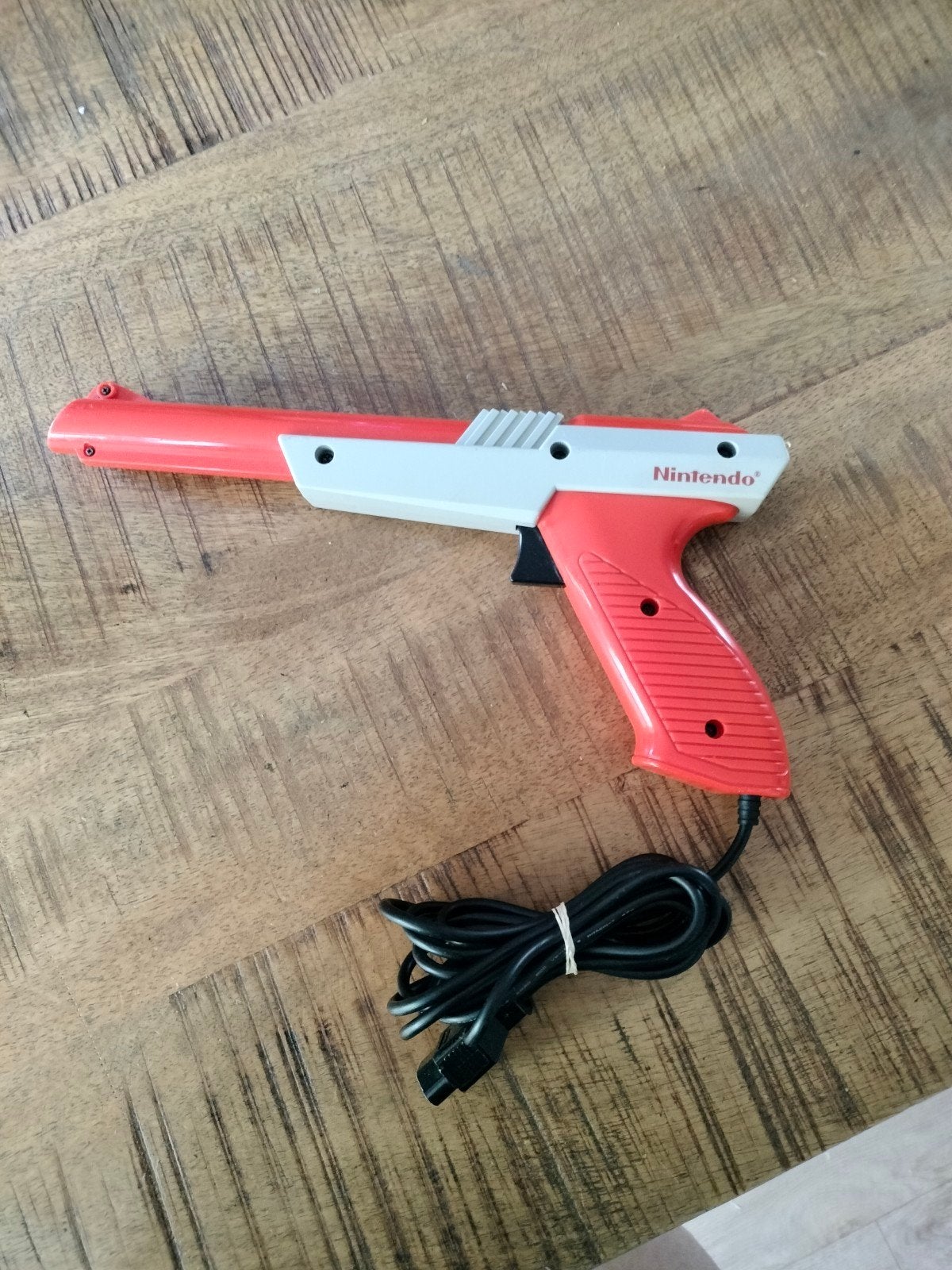 Defecte Nintendo NES Zapper (rood/grijs), Spelcomputers en Games, Spelcomputers | Nintendo NES, Ophalen of Verzenden, Niet werkend