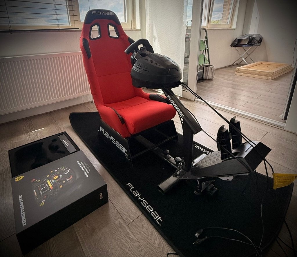Playseat met Ferrari SF1000 stuur en Thrustmaster T300 RS, Spelcomputers en Games, Ophalen of Verzenden, Zo goed als nieuw, Playseat of Racestoel