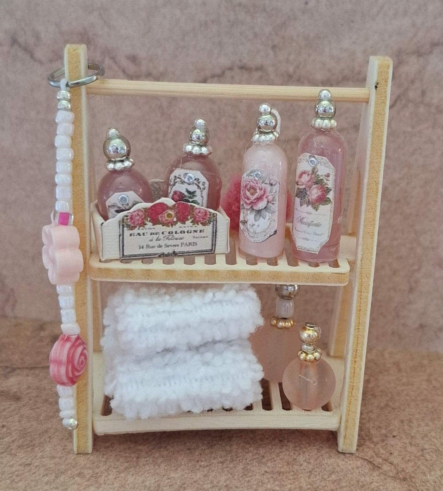 Rek met flesjes en handdoeken 1:12, Verzamelen, Poppenhuizen en Toebehoren, Ophalen of Verzenden, Nieuw, Poppenhuis
