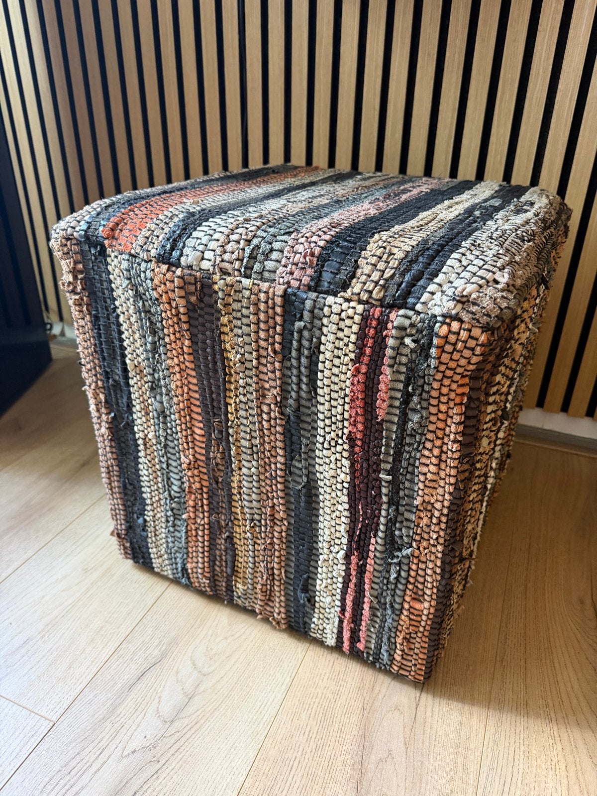 Nieuwe poef van gerecycled leer 40x40 cm, Minder dan 50 cm, Vierkant, Leer, Ophalen of Verzenden