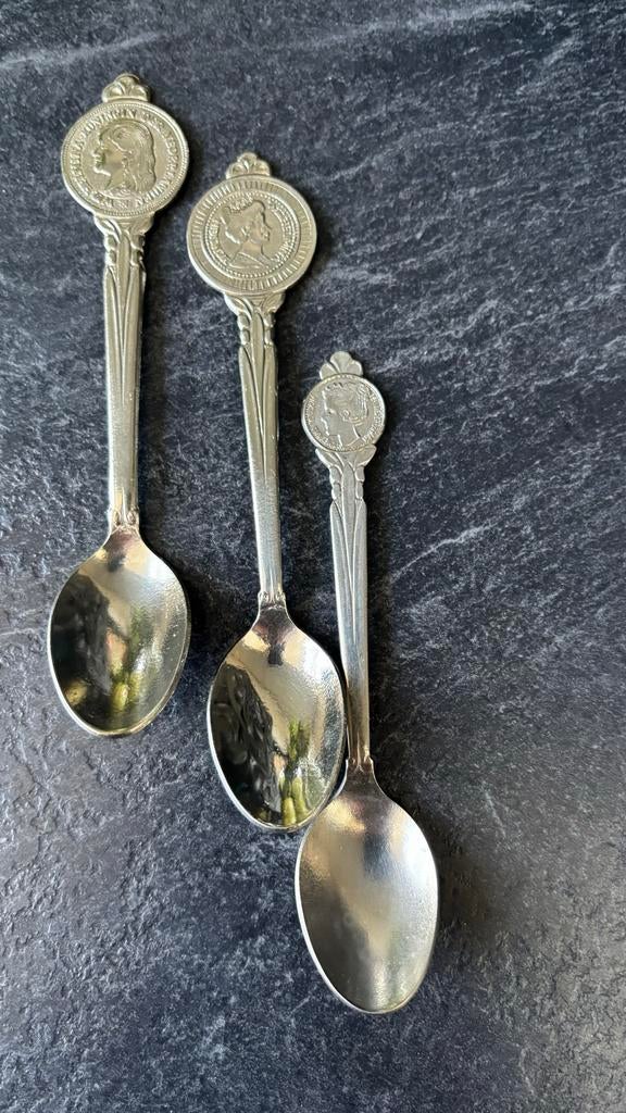 Set van 2/3 zilverkleurige herdenkingslepeltjes, Ophalen of Verzenden