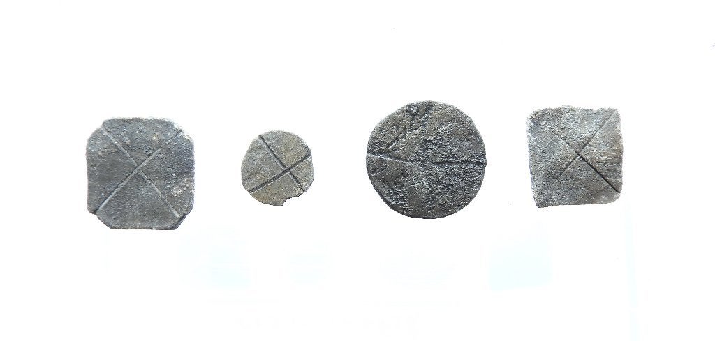 Speelgoed Kruis-Munt loodjes 4x 15-17e eeuw    d927, Ophalen of Verzenden