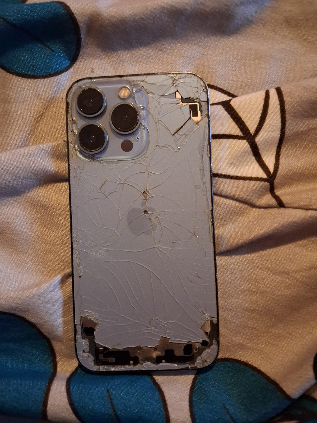 iPhone 13 Pro met ernstige achterschade - Werking onbekend, Ophalen of Verzenden