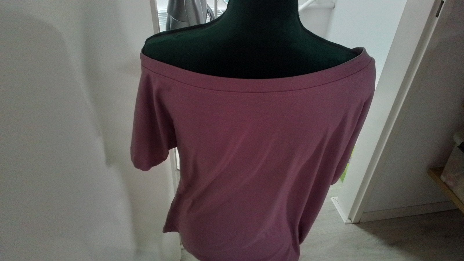 Mooie paarse off-shoulder shirt, Kleding | Dames, T-shirts, Maat 38/40 (M), Paars, Ophalen of Verzenden, Onbekend