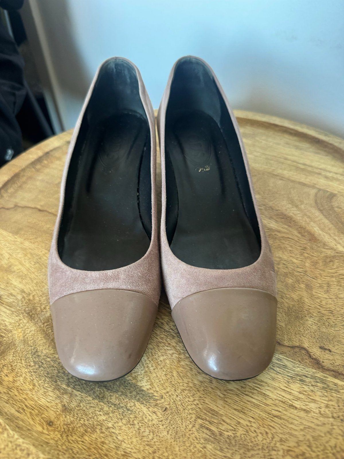 Tod's suède pumps met lakleren neus en blokhak - Taupe/Nude, Ophalen of Verzenden, Gedragen, Overige kleuren, Pumps
