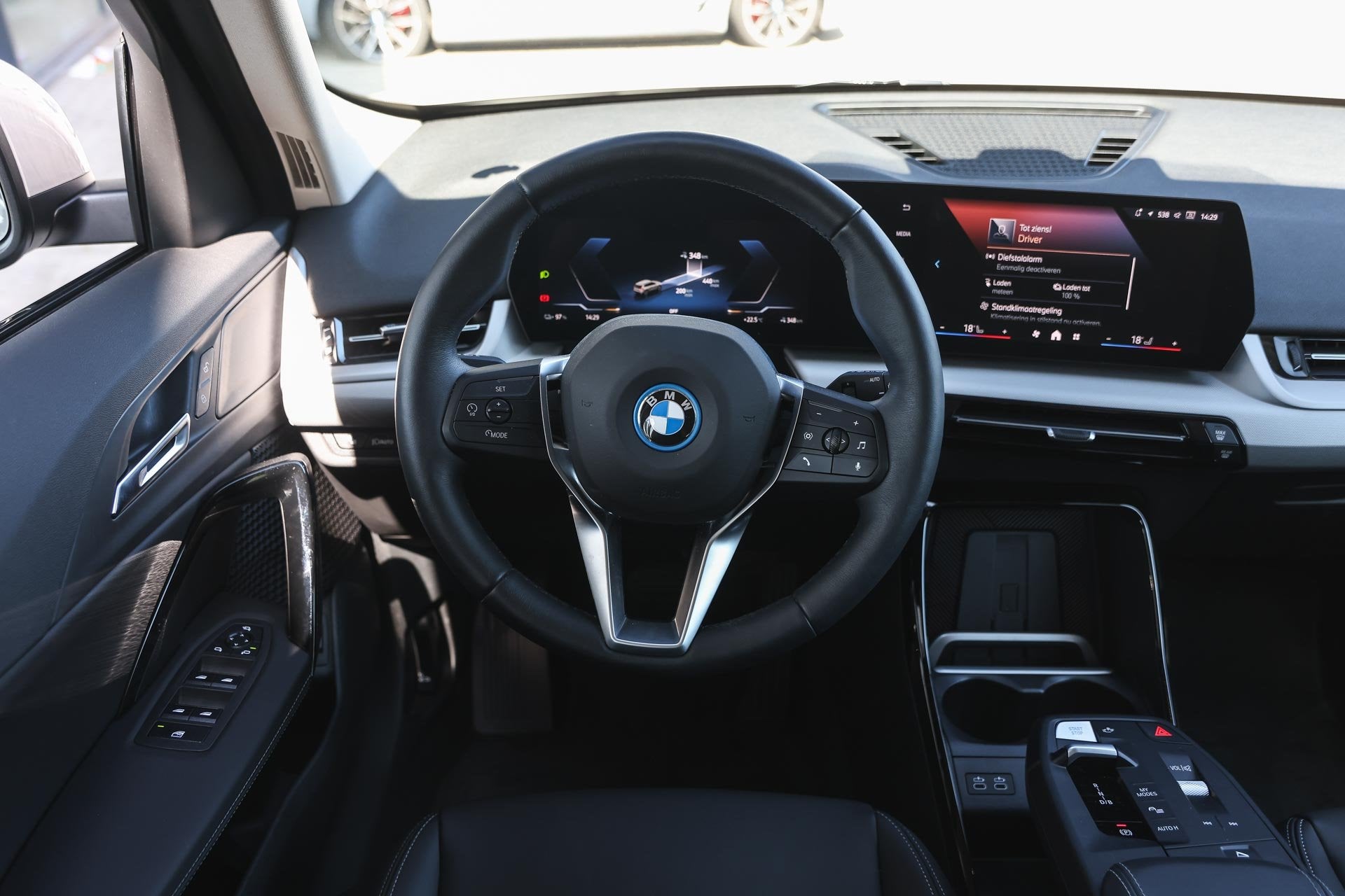BMW iX1 eDrive20 / Achteruitrijcamera / Adaptieve LED / Comf, Auto's, Dealer onderhouden, Gebruikt, Met garantie (alle), 24 min