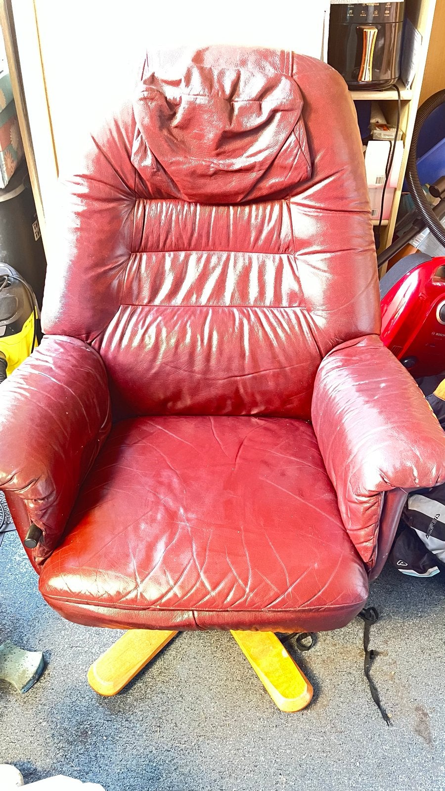 Gratis rode leren fauteuil met houten onderstel, Huis en Inrichting, Ophalen, Gebruikt, Eén, Rood