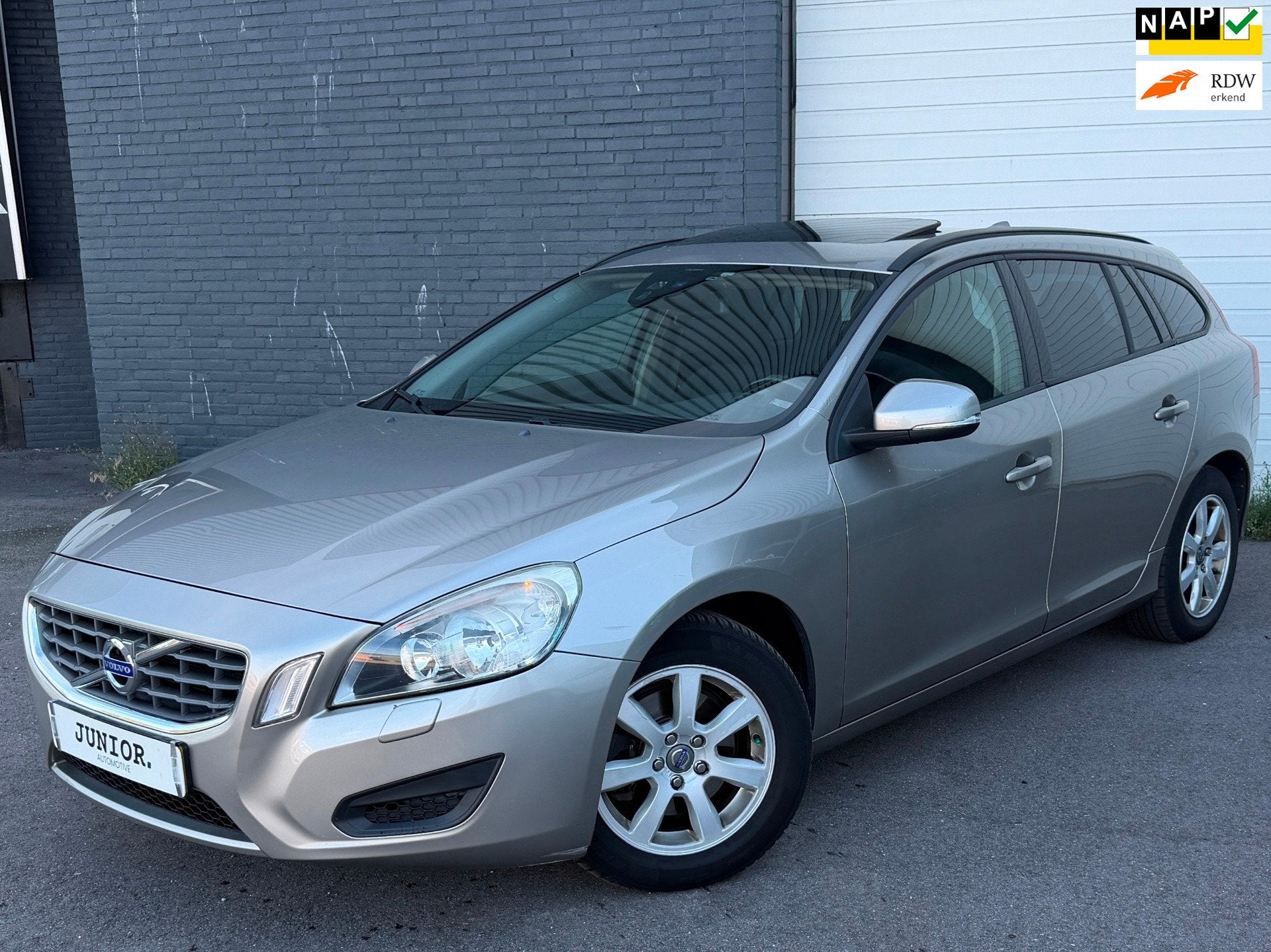 Volvo V60 1.6 T3 Kinetic PANORAMADAK/DEALERONDERHOUDEN/NAVI/, Auto's, Voorwielaandrijving, Gebruikt, Zwart, 4 cilinders