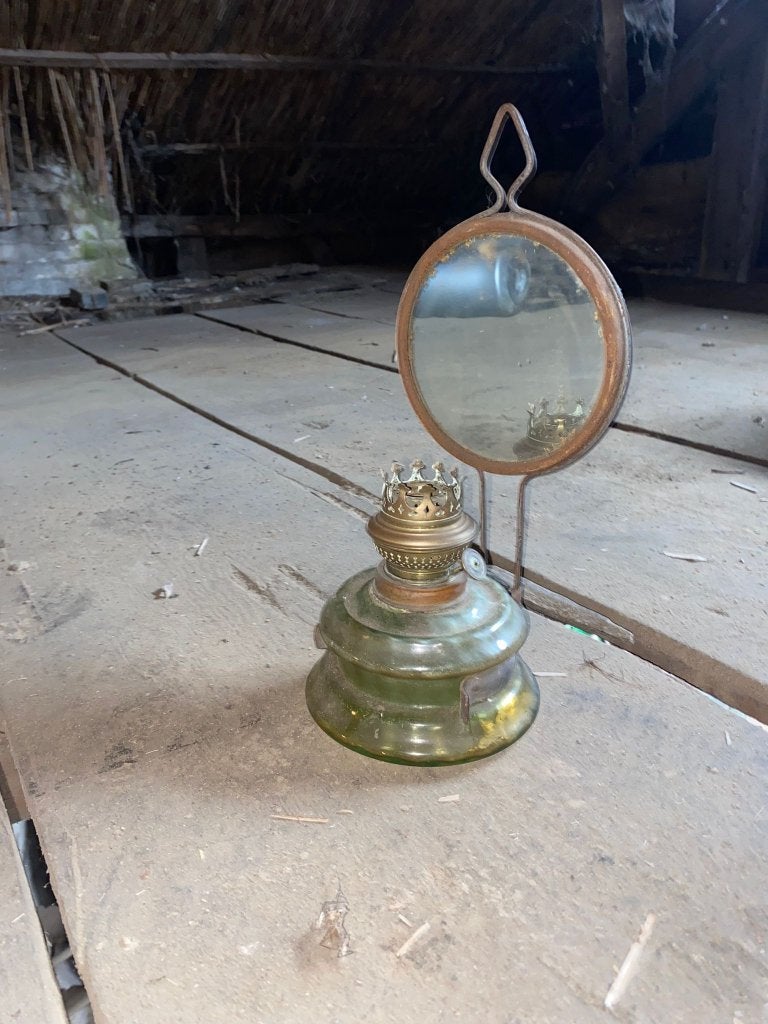 antiek olielamp met spiegeltje