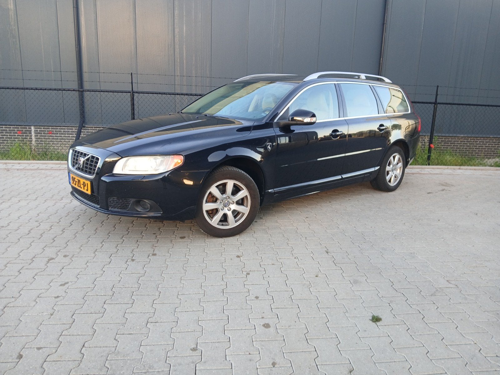 Volvo V70 2.5 T 147KW 2008 Zwart, Voorwielaandrijving, 1800 kg, Beige, Traction-control