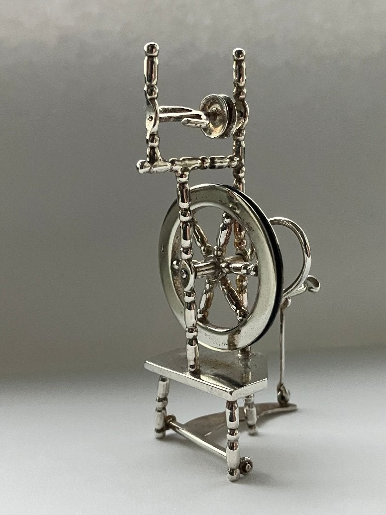 Zilveren miniatuur spinnenwiel, zilversmid Hooijkaas, Verzenden, Zilver