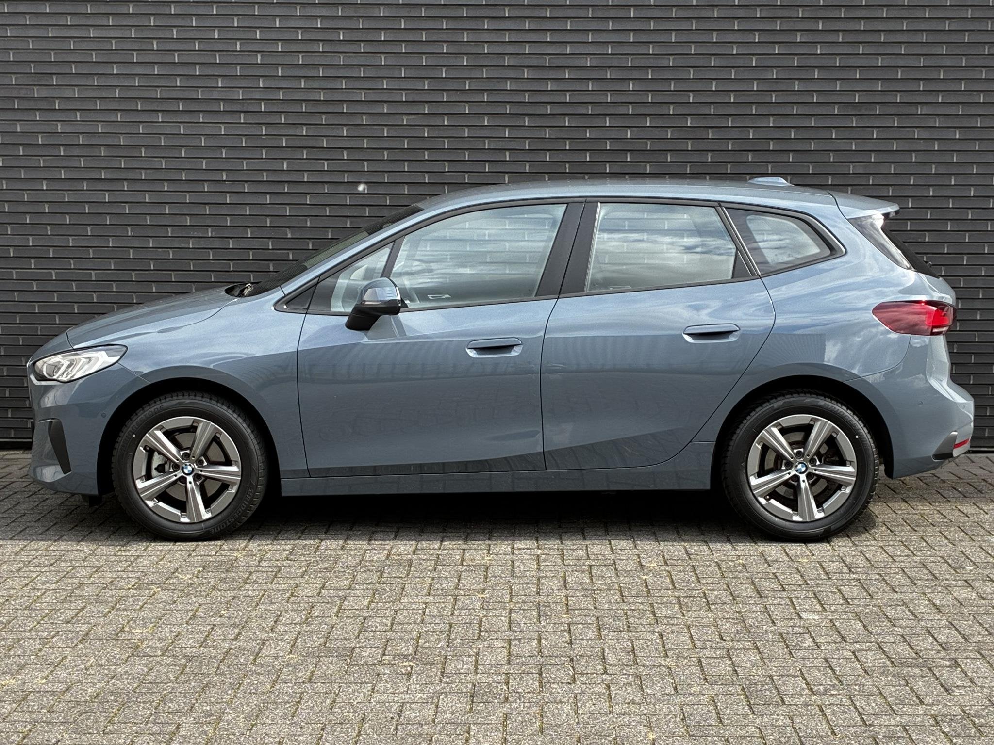 BMW 2-serie Active Tourer 220i Automaat / Live Cockpit Profe, Auto's, Dealer onderhouden, Gebruikt, Origineel Nederlands, Bedrijf