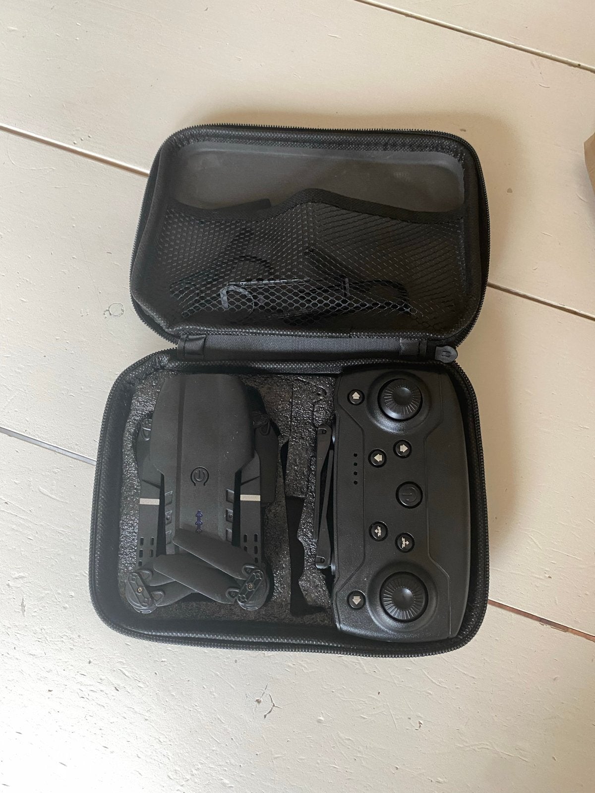 Goedwerkende drone met afstandsbediening en hoes, Gebruikt, Basiskwaliteit, Overige merken, Minder dan 100 meter