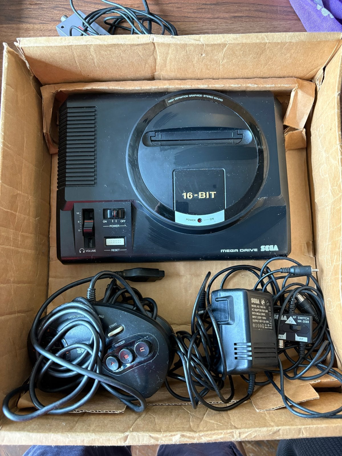 Sega Mega Drive met Sonic the Hedgehog en 7 extra games, Spelcomputers en Games, Spelcomputers | Sega, Ophalen, Mega Drive, Met 1 controller