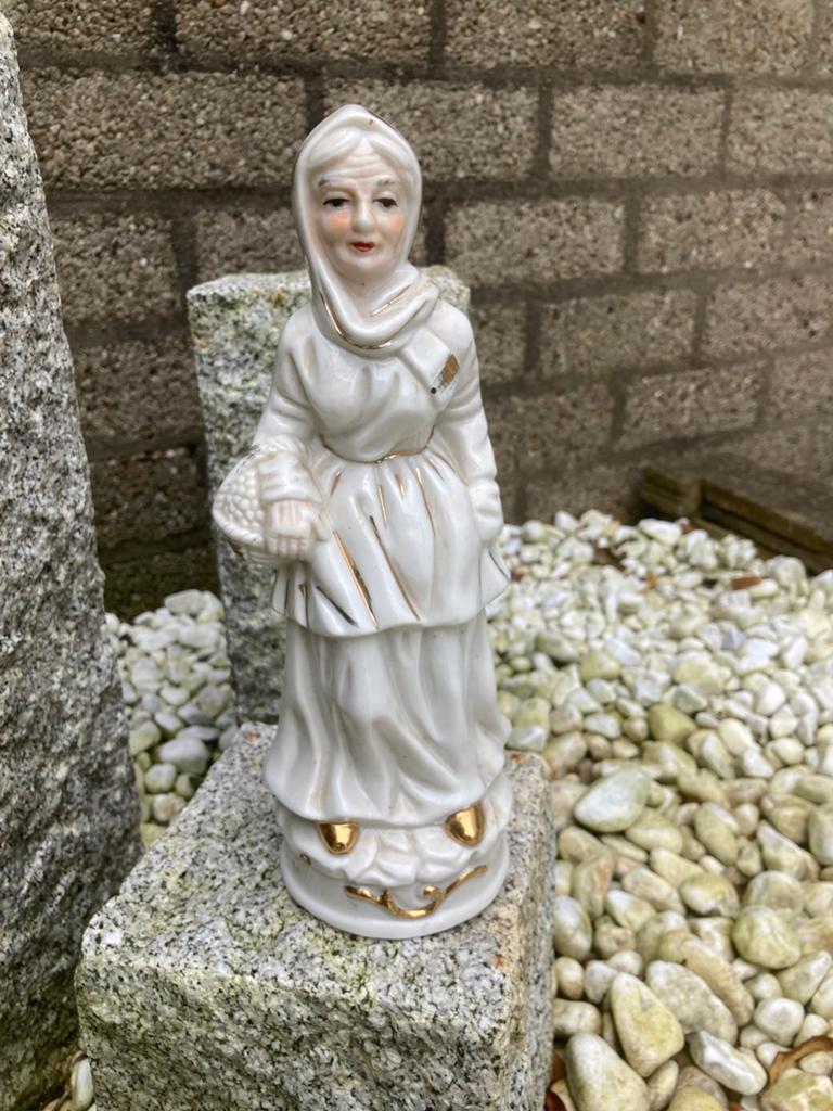 Voorname boerin met eiermandje, Ophalen of Verzenden, Handgemaakt, 20 - 50 cm, Beeld