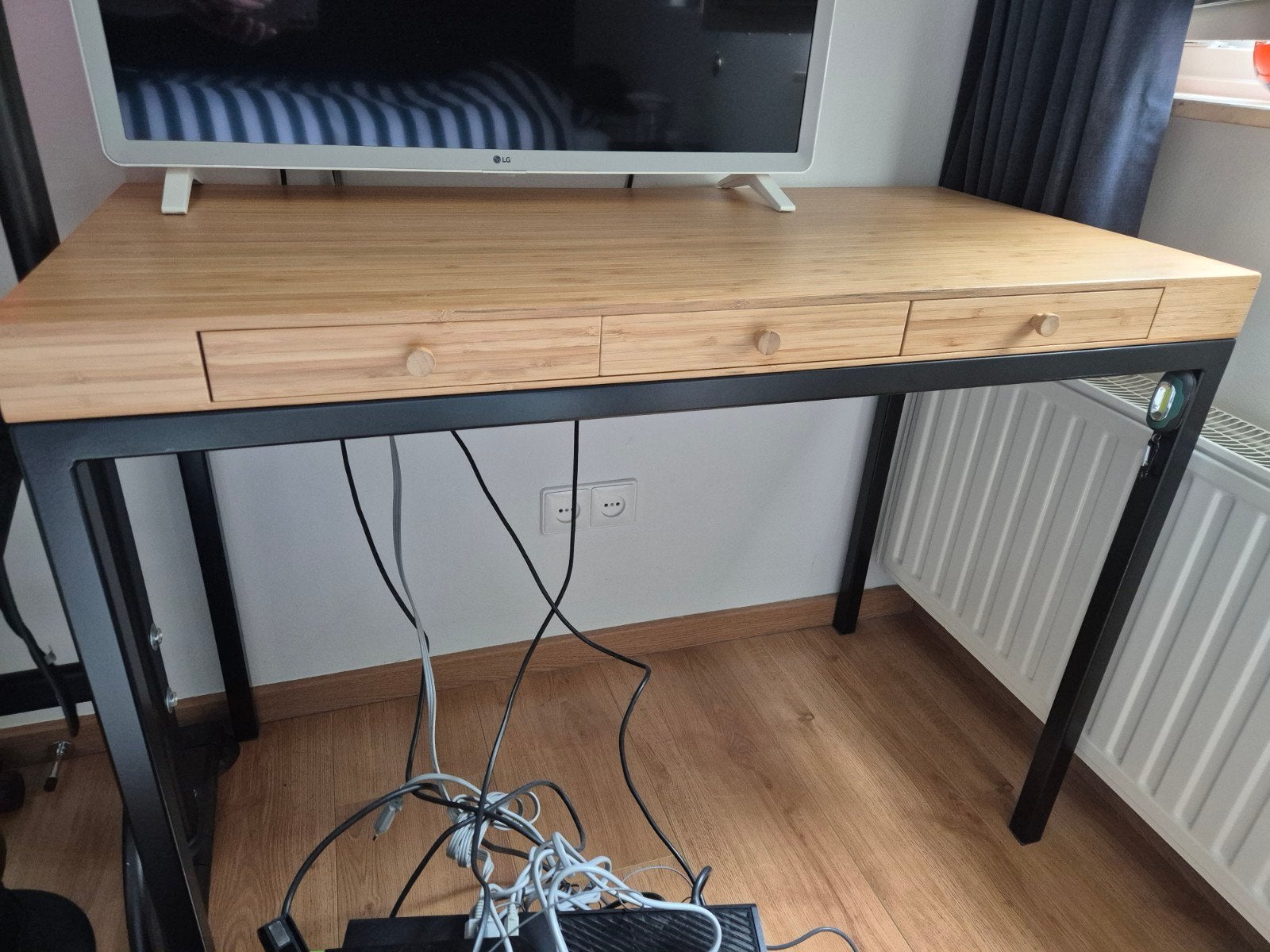 Mooi buro,met zwart ijzeren poten.Zo goed als nieuw!, Ophalen, Zo goed als nieuw