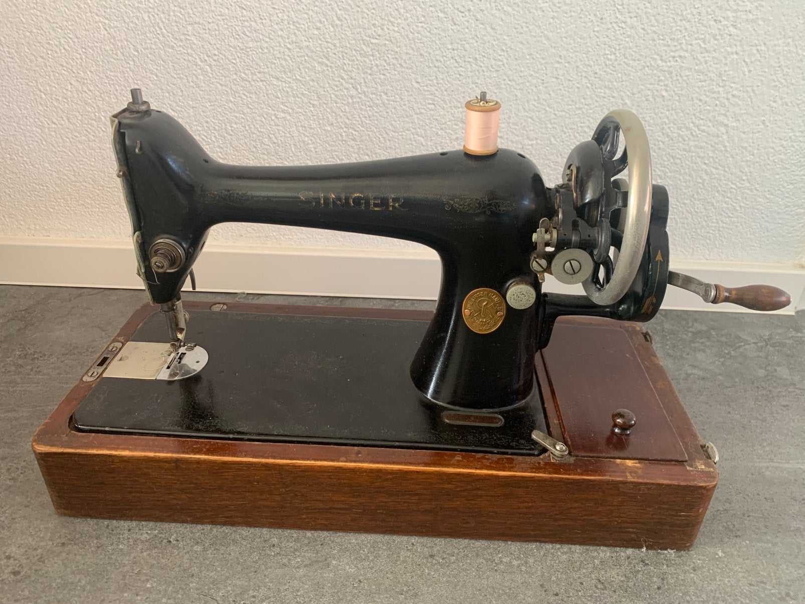 Antieke Singer naaimachine, Ophalen