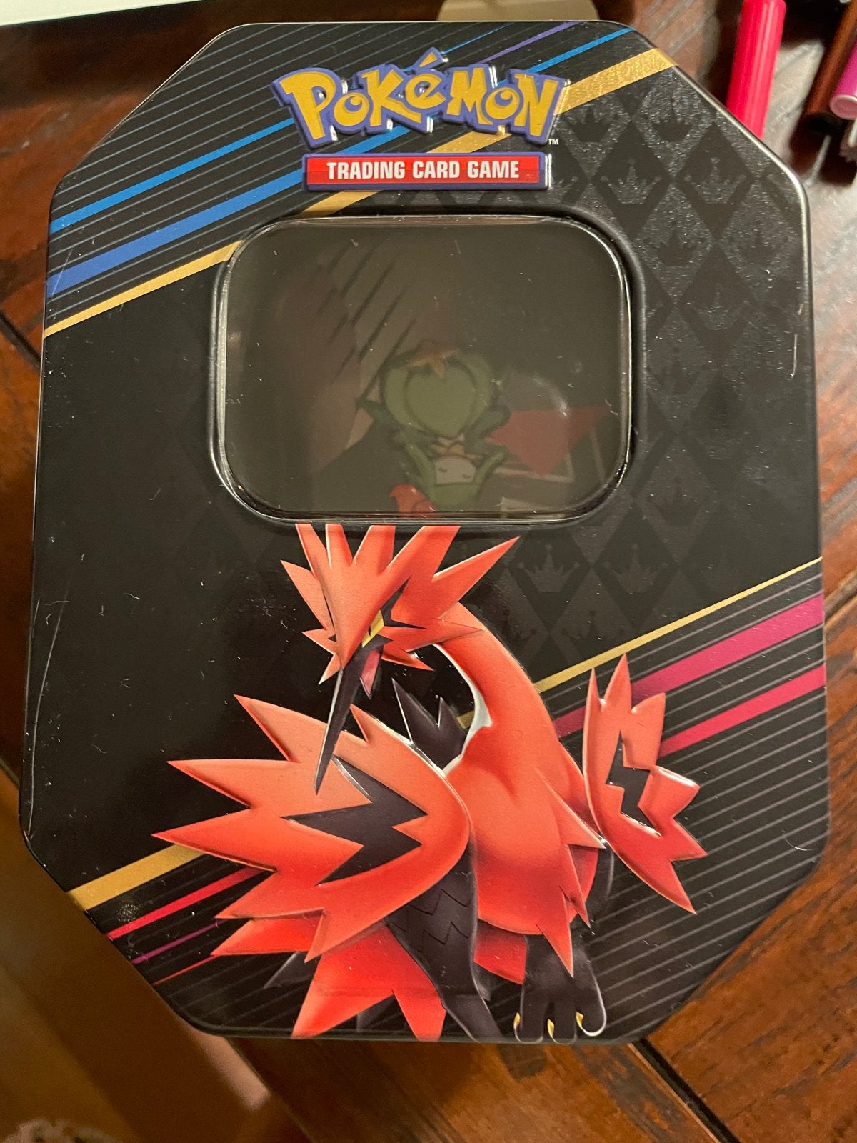 Pokémon Trading Card Game Tin met kaarten en stickers, Ophalen of Verzenden, Gebruikt, Overige typen