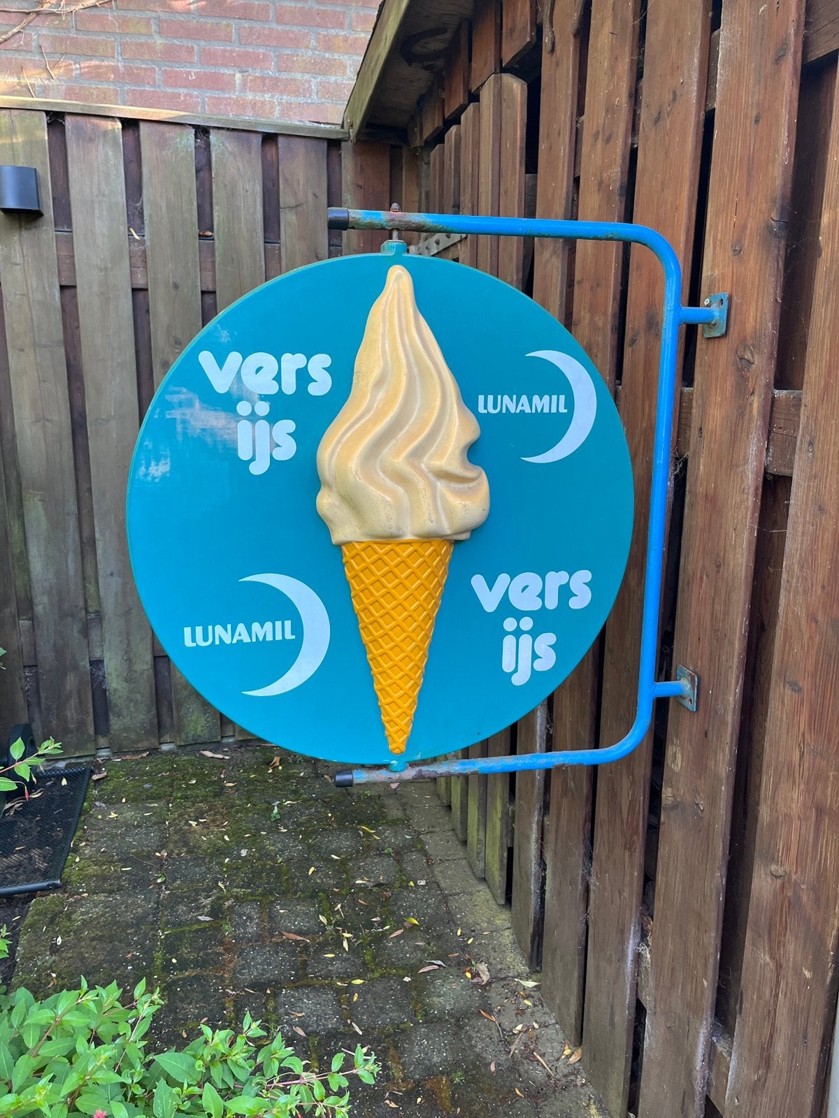 Zeer oude ronddraaiende Lunamil Vers Ijs reclame bord, Ophalen, Gebruikt, Reclamebord