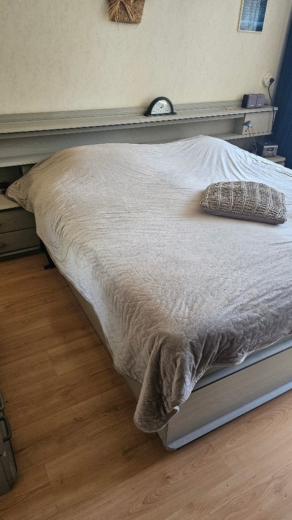 Prachtig elektrisch bed met ombouw en kast kaptafel, Ophalen, Gebruikt, Tweepersoons, 180 cm