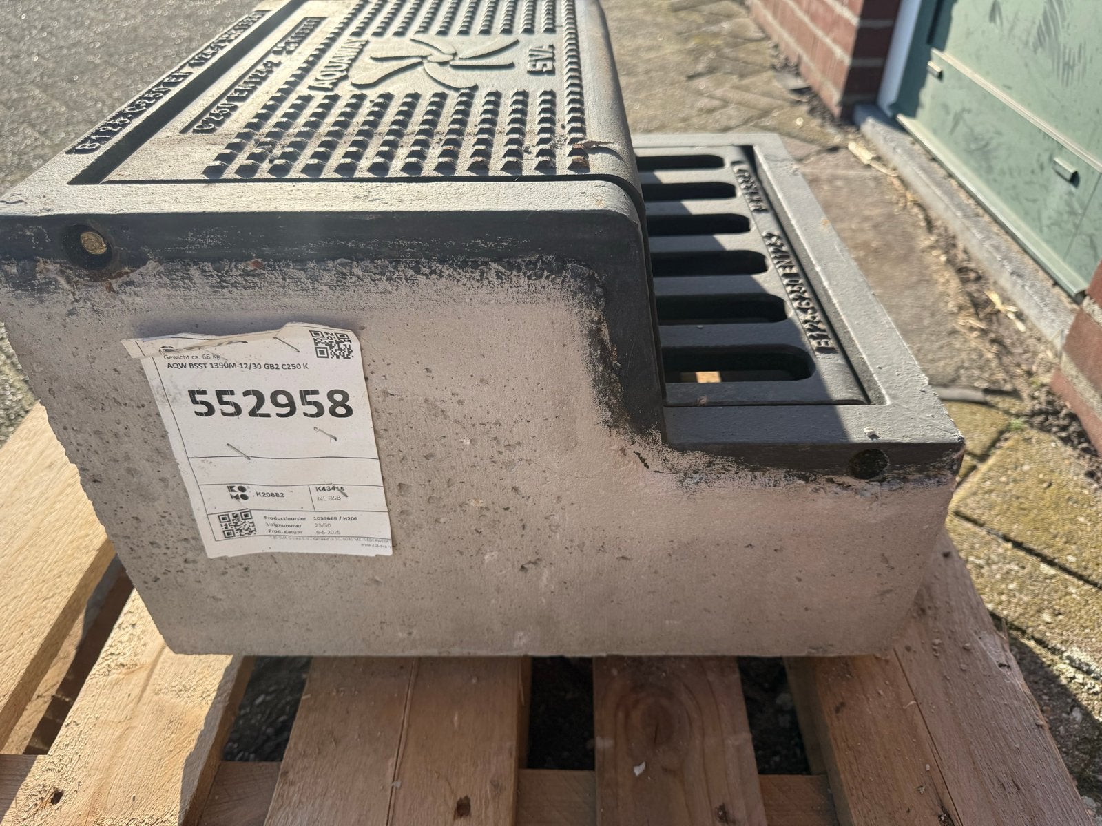 Betonnen afvoerput met gietijzeren rooster, Ophalen, Gebruikt, Minder dan 2 meter, 80 mm of meer