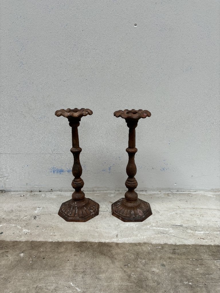 Twee brocante rustieke kandelaars – verweerd metaal, Antiek en Kunst, Ophalen of Verzenden