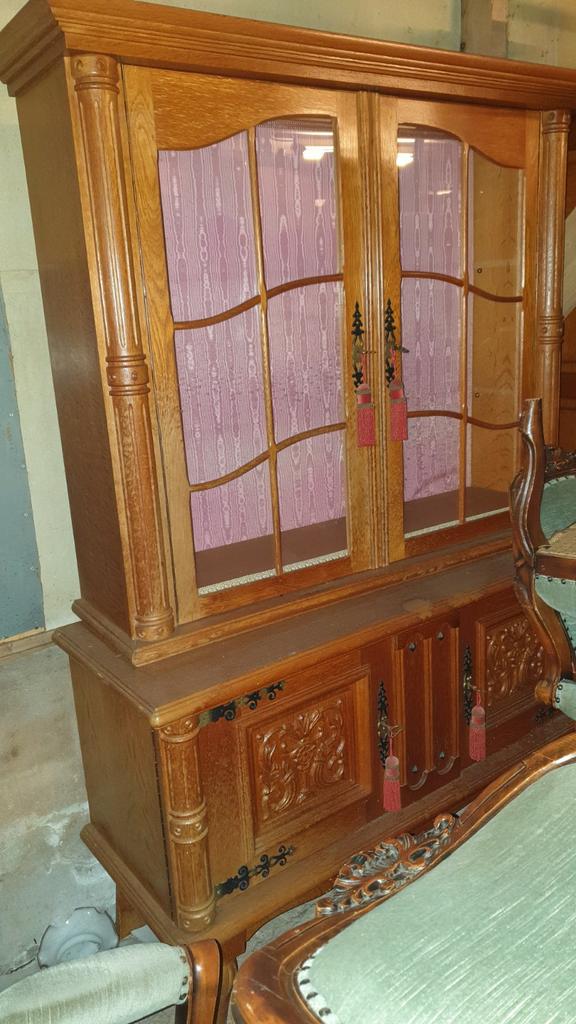 Houten kast met glazen deuren, Ophalen
