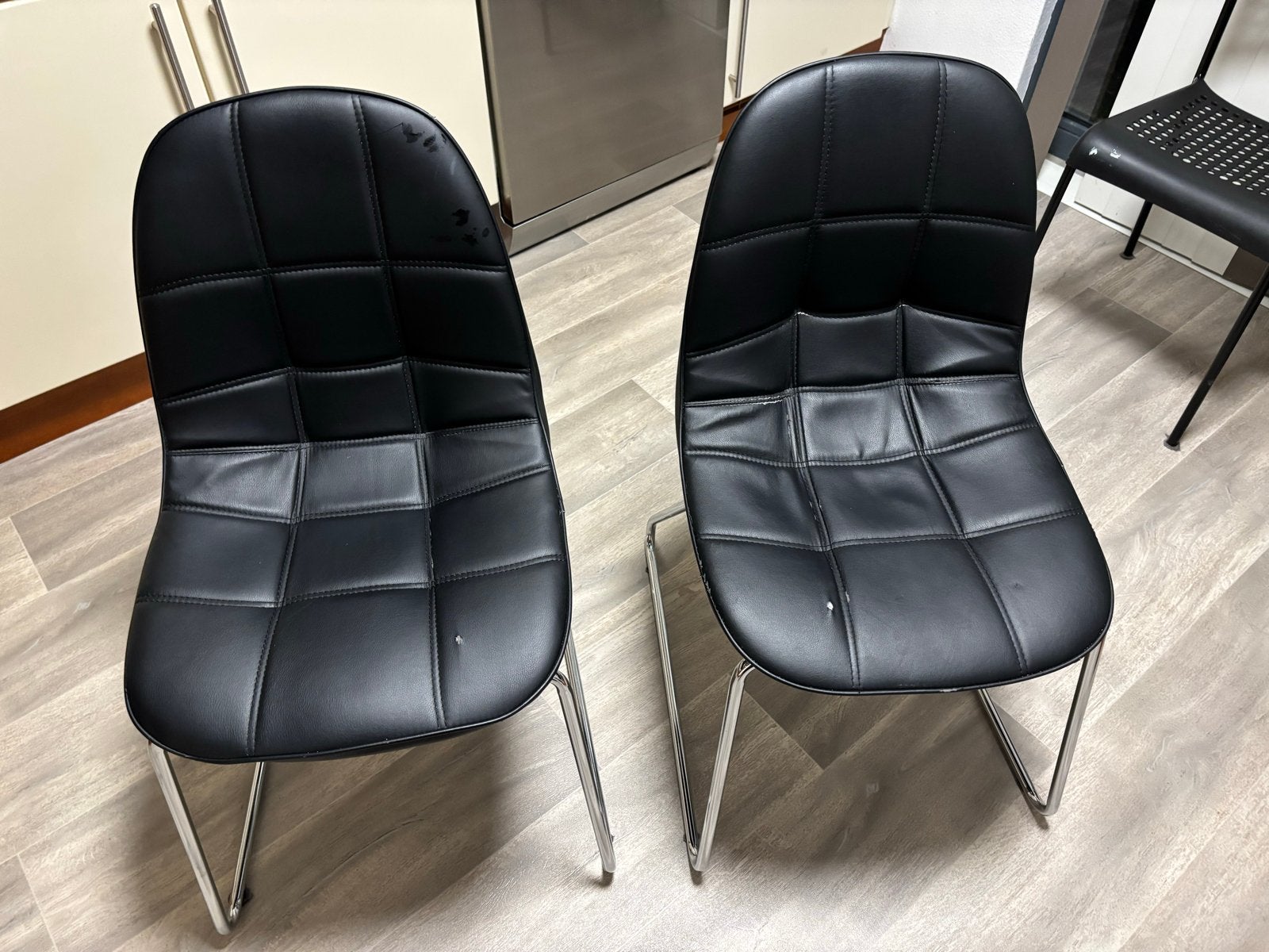 Twee stoelen in goede staat met lichte gebruikssporen, Huis en Inrichting, Ophalen, Kunststof, Gebruikt, Twee