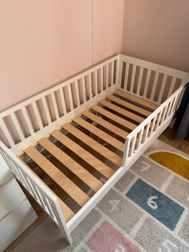 Petit Amelie Peuterbed Wit met Lattenbodem en Matras, Ophalen, 70 tot 85 cm, 140 tot 160 cm, Zo goed als nieuw