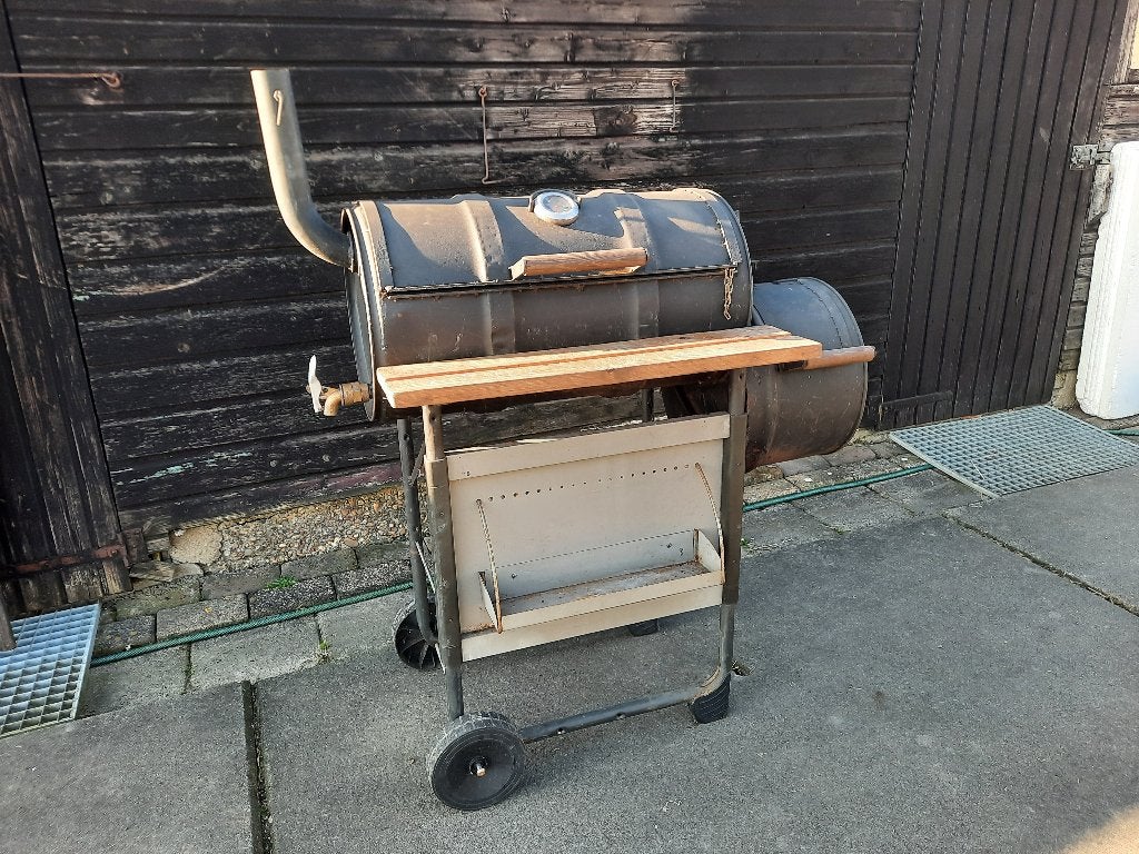 Stoere barbecue met smoker gedeelte is zelfbouw van olievat, Ophalen, Gebruikt