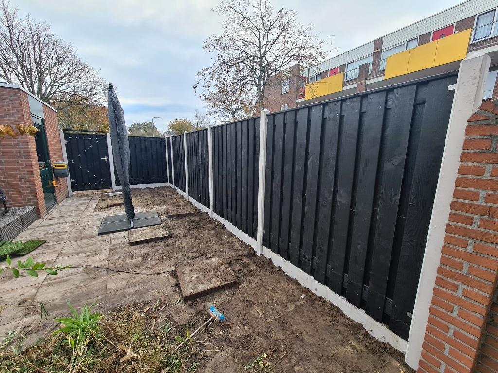 Zwarte schutting met wit betonsysteem, Ophalen, 1 tot 2 meter, Minder dan 3 meter, Nieuw