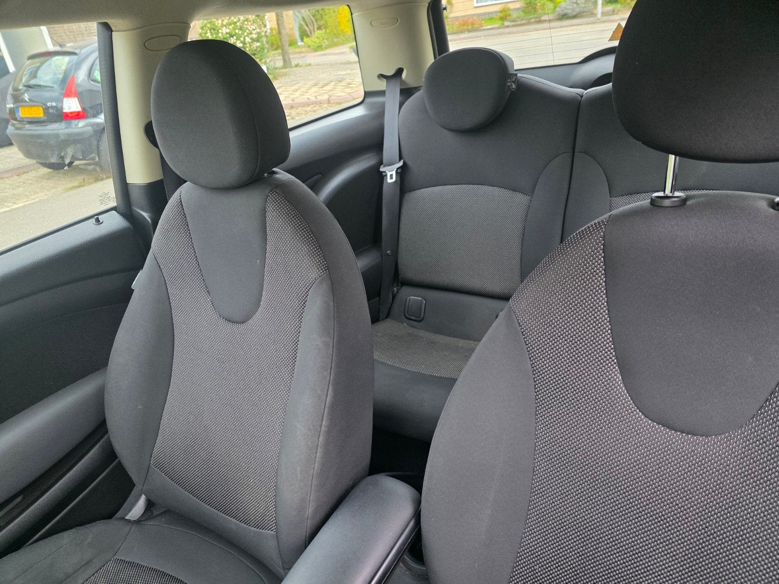 Mini cooper ONE 2010, nieuwe accu, goedwerkende airco en apk, Auto's, Voorwielaandrijving, 40 €/maand, 4 stoelen, Wit