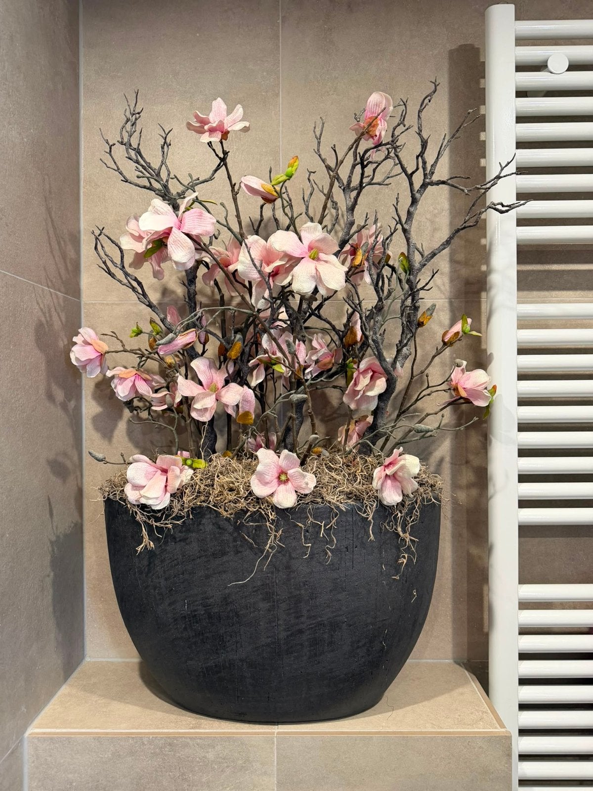 Decoratieve vaas met kunstbloemen en takken, Huis en Inrichting, Ophalen, Overige materialen, Zwart, Inclusief decoratie