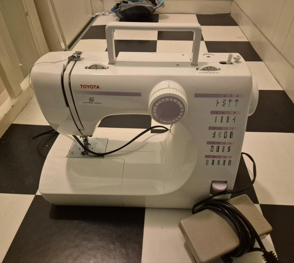 Super mooie Toyota RS2000 SE05 naaimachine, Hobby en Vrije tijd, Naaimachines en Toebehoren, Ophalen, Zo goed als nieuw, Naaimachine
