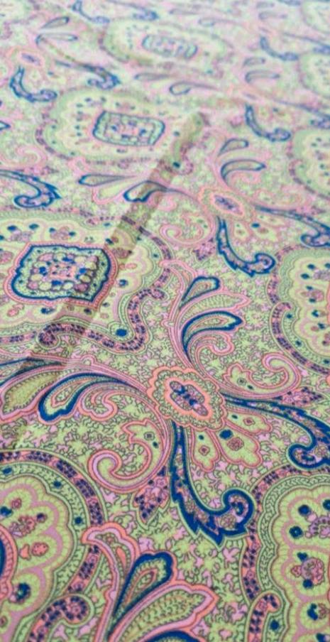 Stof, fel roze en groen met bloemen 10 meter, Overige kleuren, 120 cm of meer, Ophalen of Verzenden, Polyester