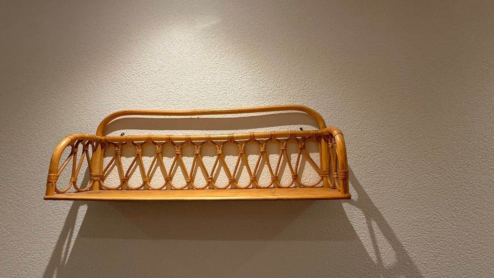 Set Zwarte ladekast en kledingkast met rotan details, Huis en Inrichting, Kasten | Kledingkasten, Zo goed als nieuw, 100 tot 150 cm