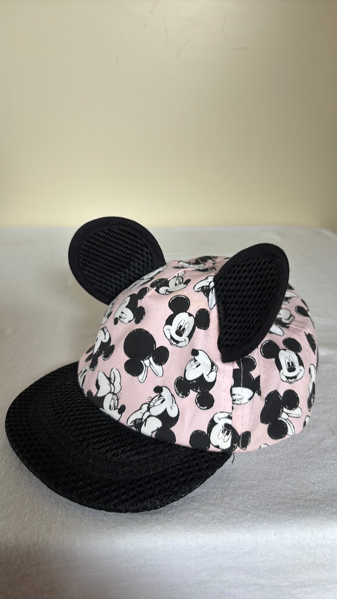 Zacht roze met zwarte Minnie Mouse cap 6-12 mnd, Ophalen of Verzenden, Zo goed als nieuw